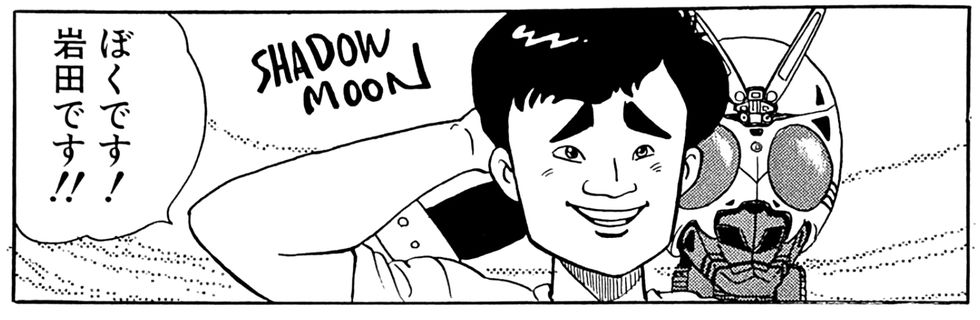 Página do mangá com um suit actor ao lado da máscara de Kamen Rider Black