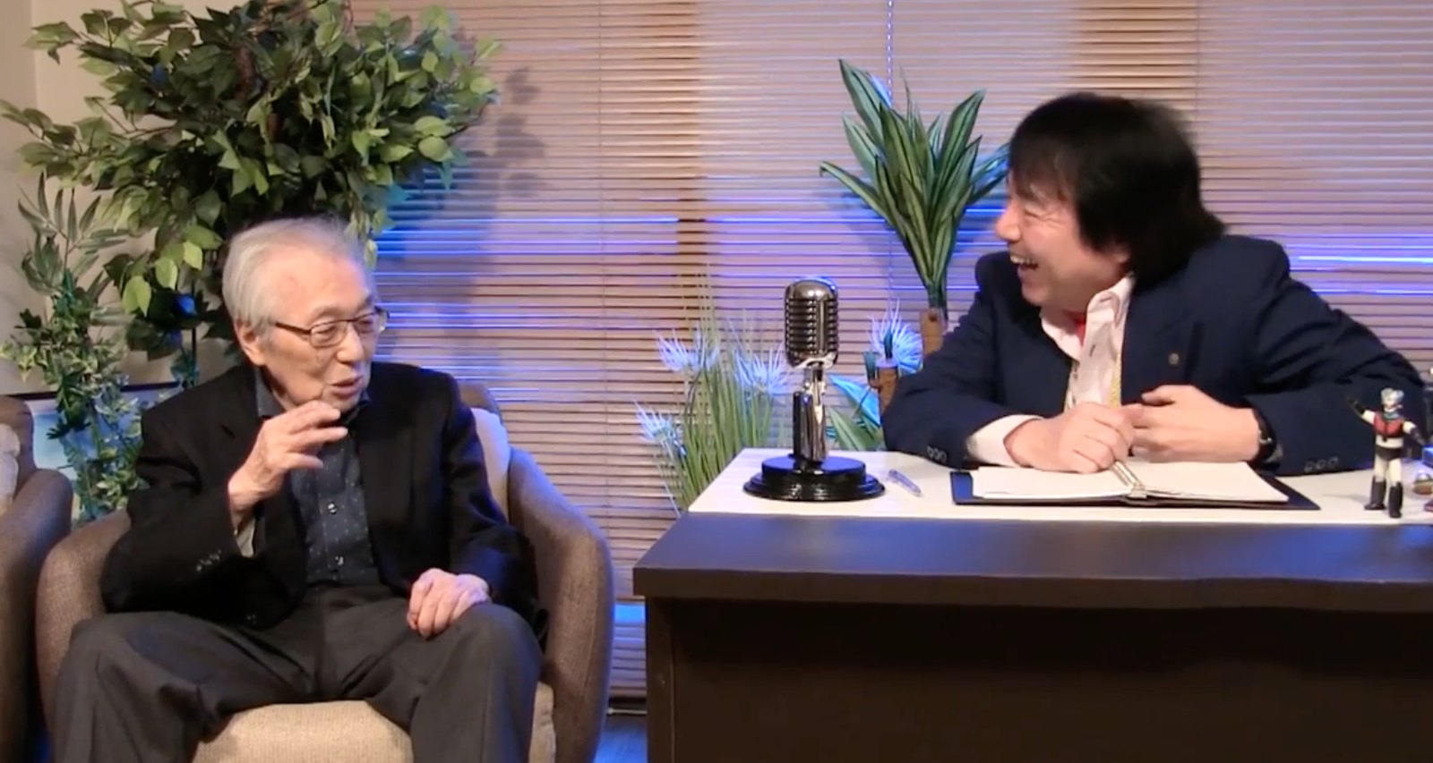 Chumei Watanabe, à esquerda, e Eiji Kaminaga rindo no estúdio do The Marusan Show
