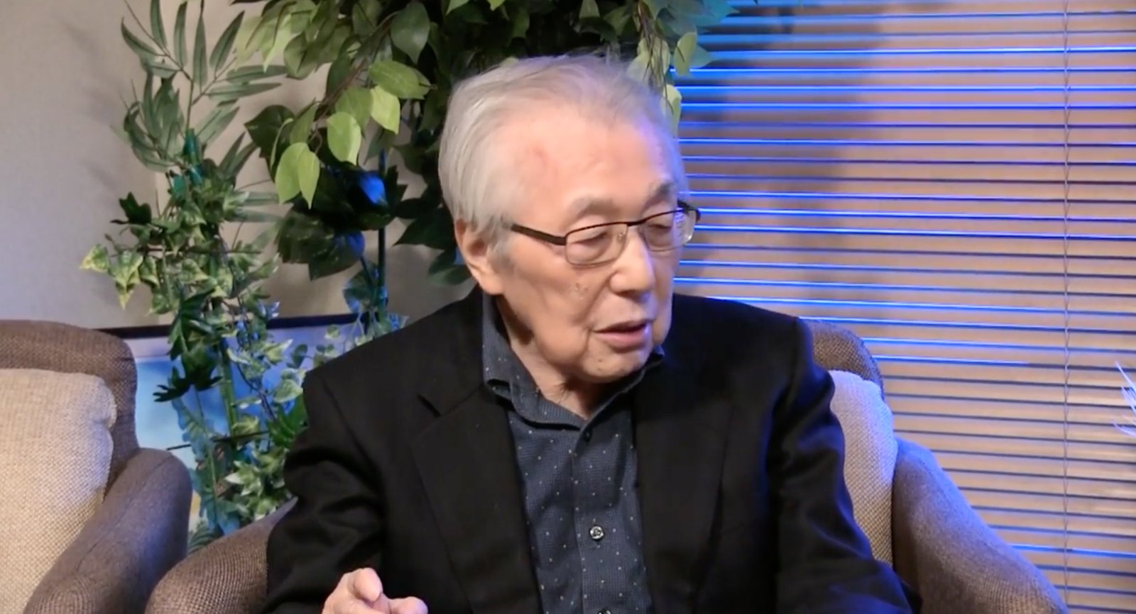 Chumei Watanabe falando, sentado na poltrona do estúdio do The Marusan Show