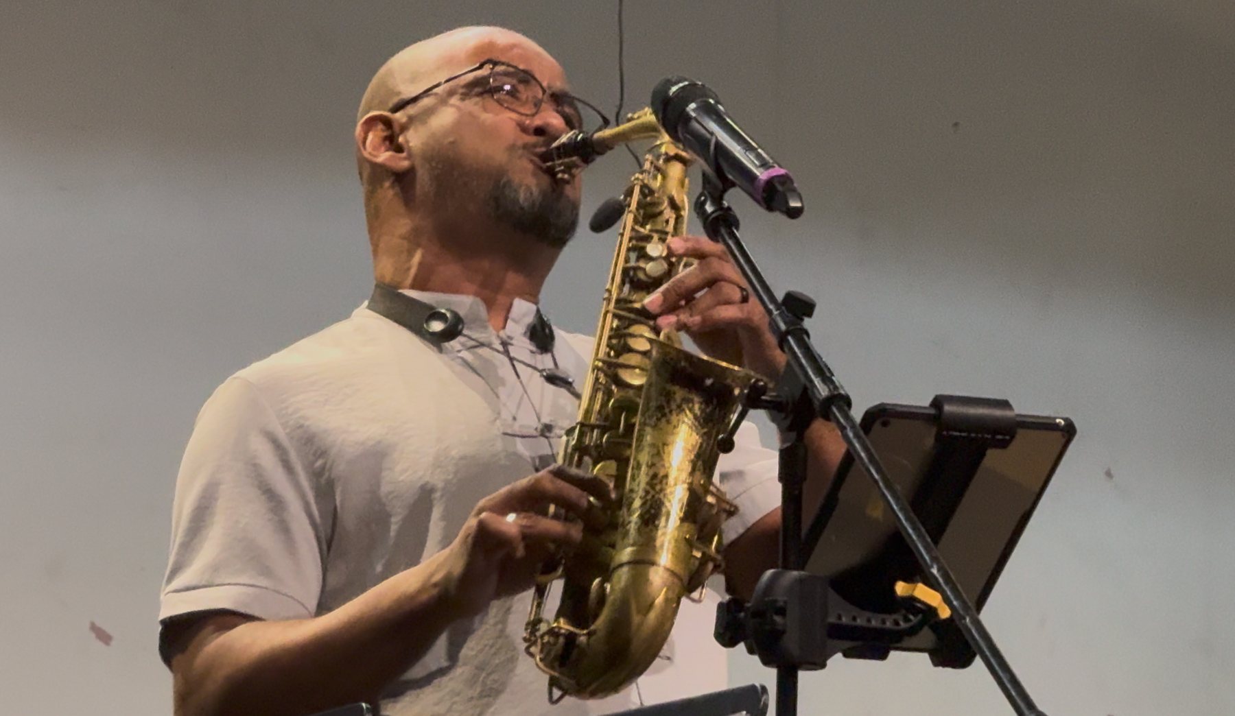 Marcos Andres toca sax alto diante do microfone durante o concerto no Bunkyo