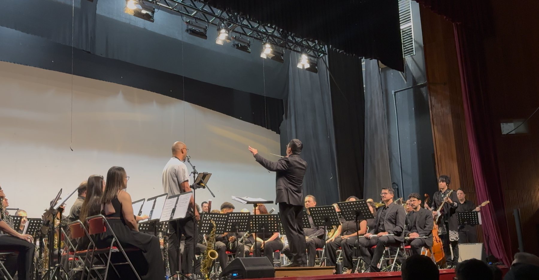O maestro Marcos Sadao Shirakawa rege a Banda Filarmônica de São Paulo no palco do Grande Auditório do Bunkyo