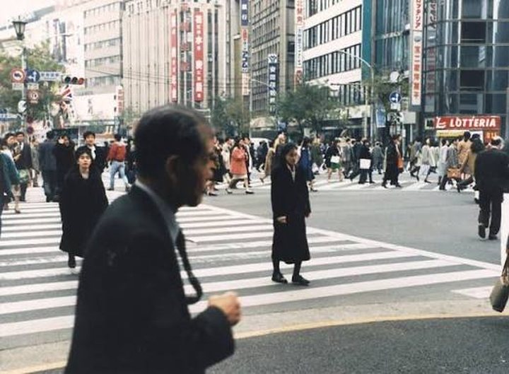 Pedestres cruzam uma avenida em Tóquio, no fim dos anos 1980