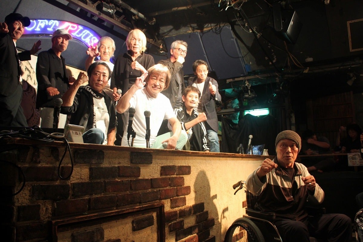 Foto de todos os participantes no fim do Kanreki-sai 19