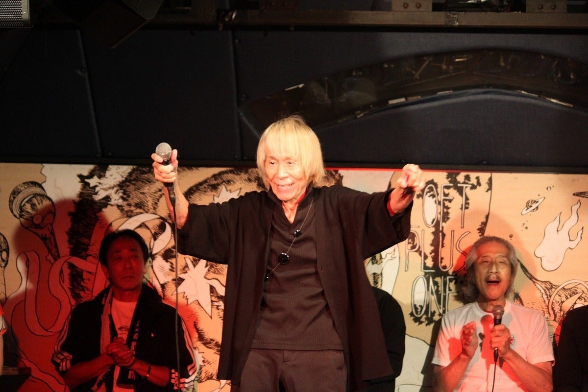 Akira Kushida canta o tema de Gavan