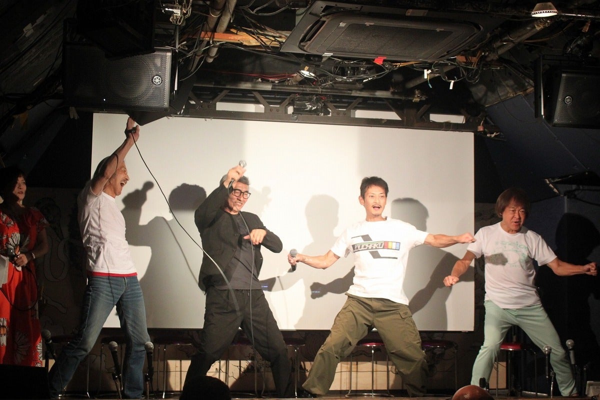 Os regulares do Kanreki-sai tentam a pose de jouchaku ao mesmo tempo