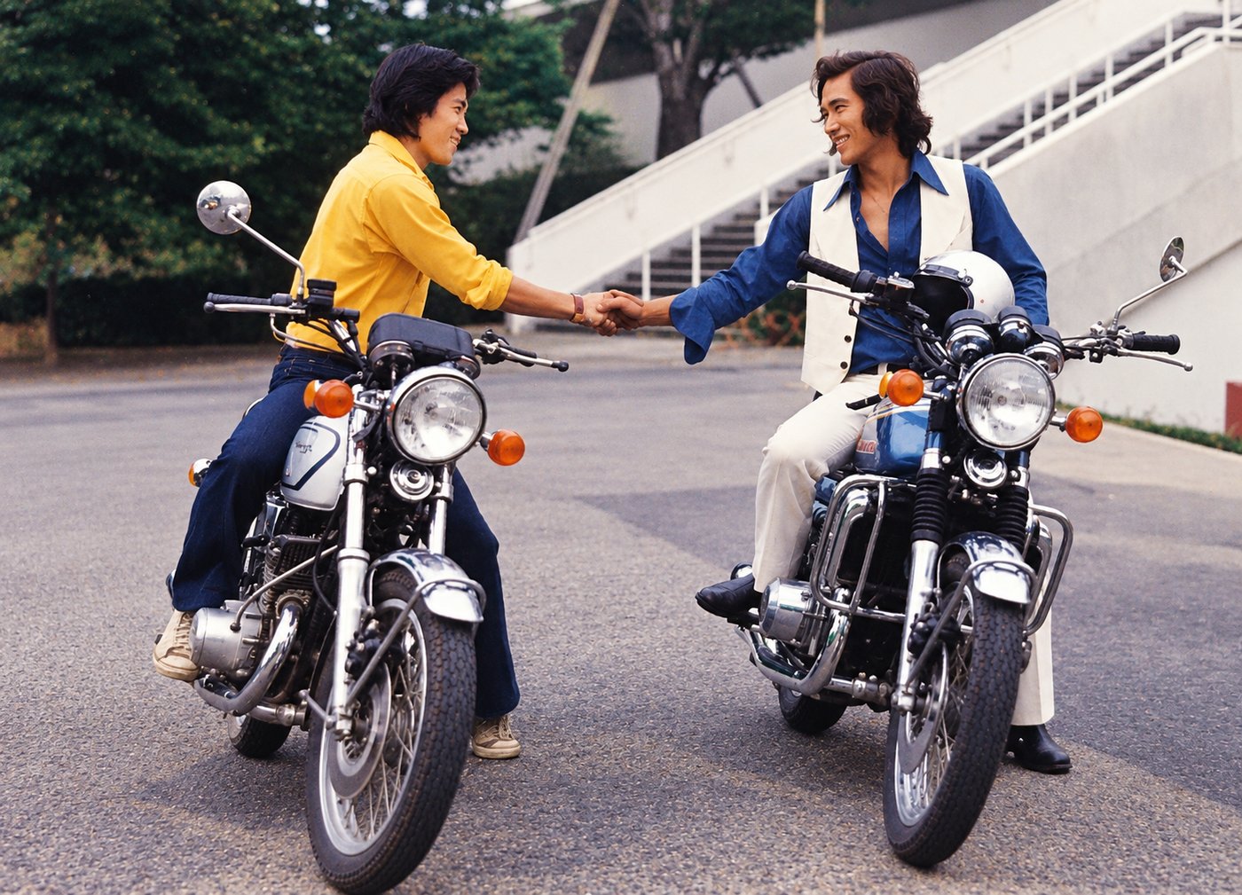 Hiroshi Miyauchi, à direita, de colete branco e camisa azul, aperta a mão de um colega de camisa amarela, os dois montados em motos