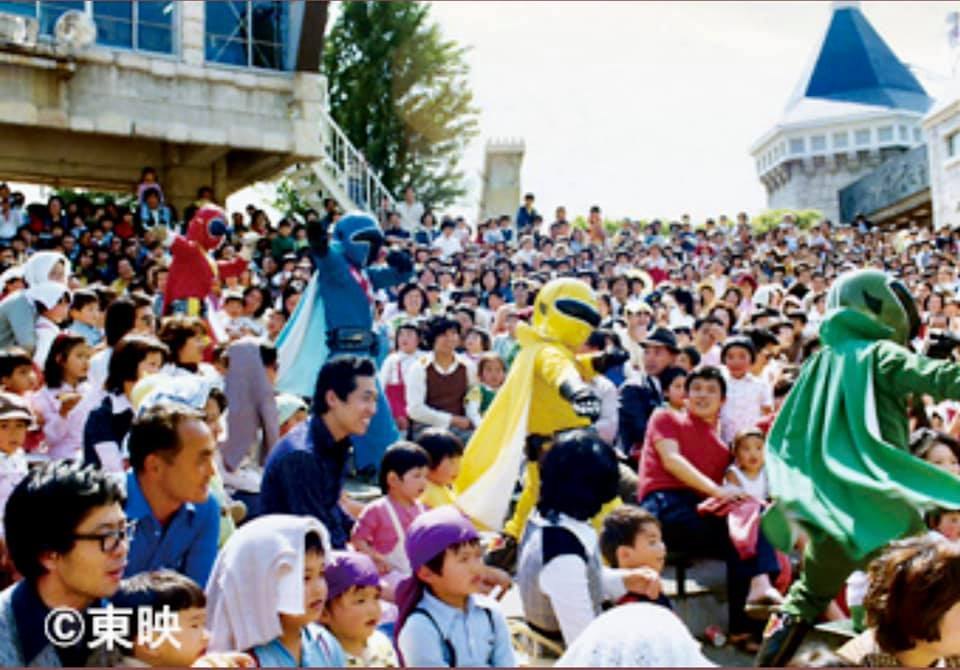 Toei series heroes in front of a large audience of families, at an open-air show