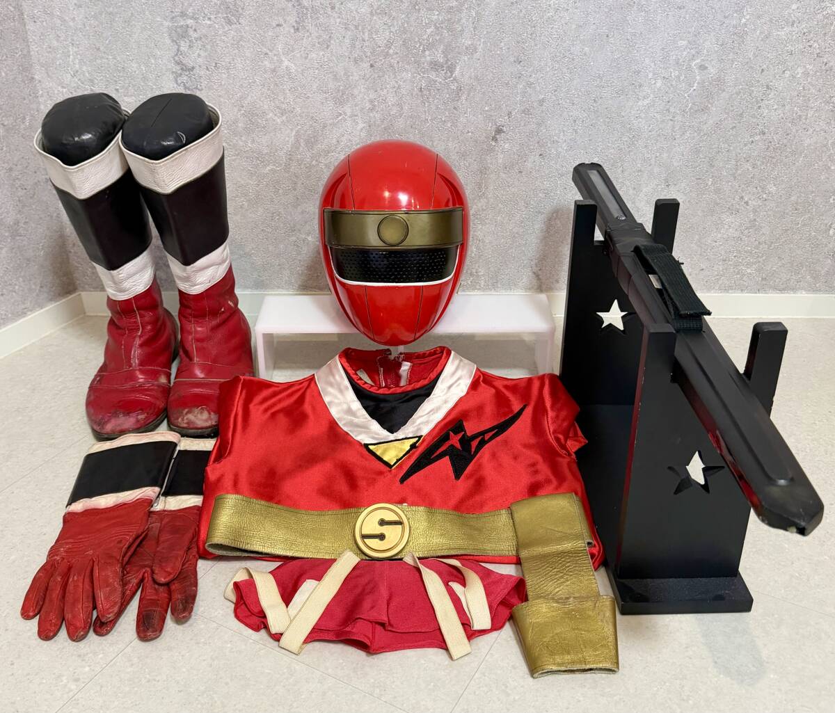 Máscara, roupa, botas, luvas, cinto e espada do Ninja Red anunciados no Japão