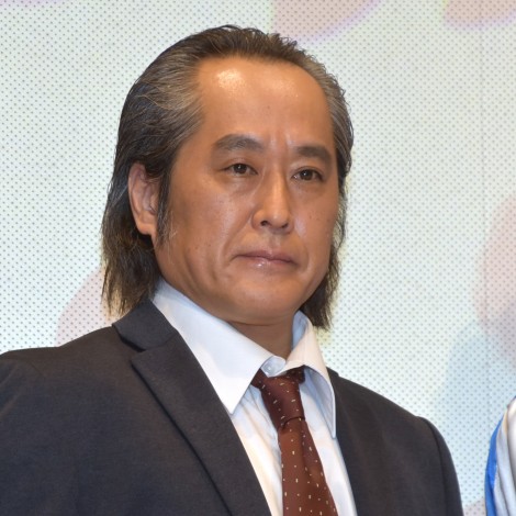 Seiji Takaiwa de terno e gravata
