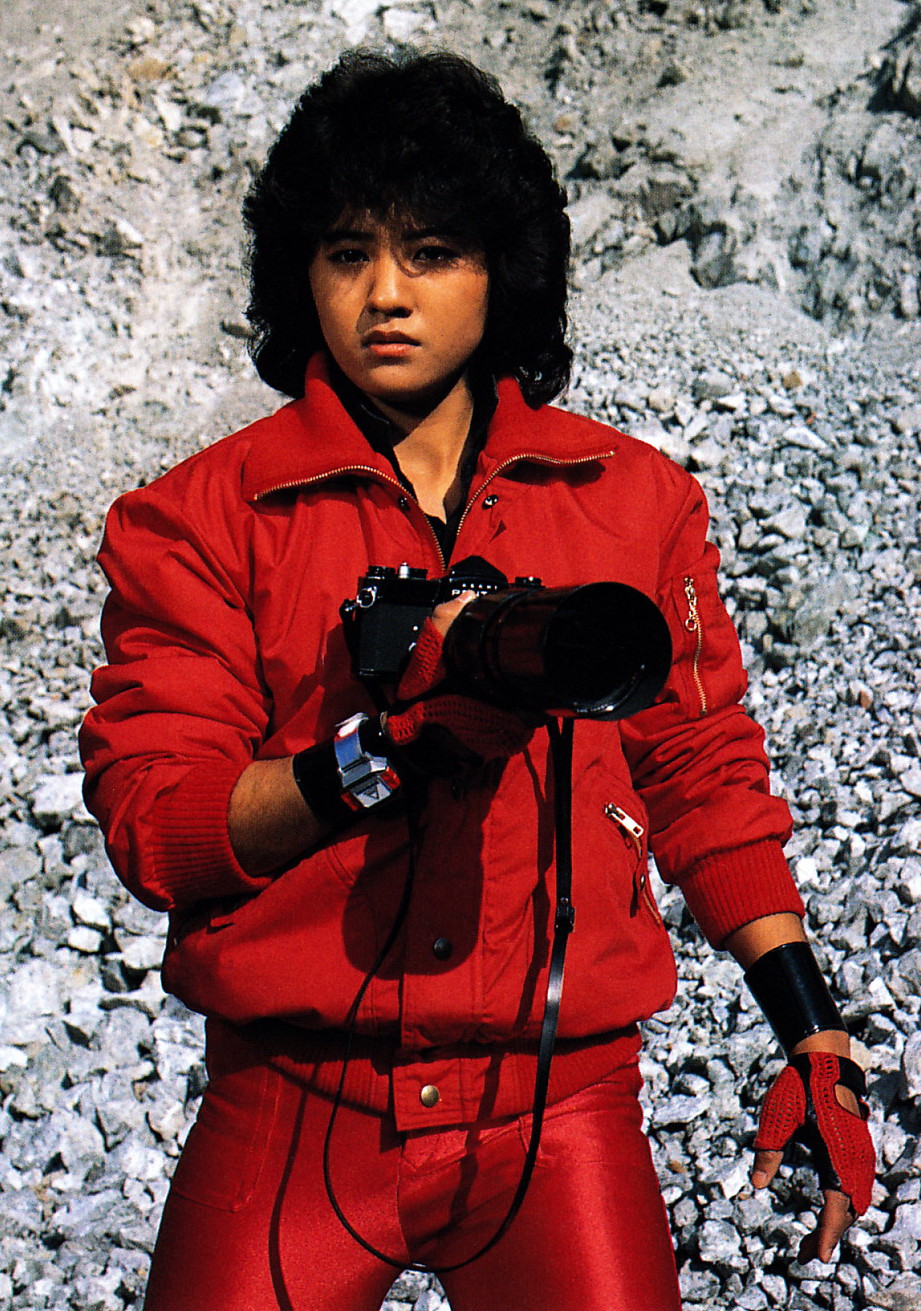Yuki Yajima como Mika Koizumi, com a câmera, numa pedreira