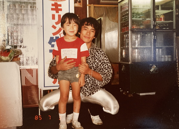 Daisuke Yamashita, ainda criança, ao lado de Hikaru Kurosaki nos bastidores de Kyojuu Tokusou Jaspion