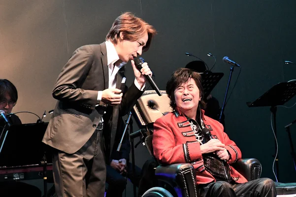 Mizuki ao lado de um convidado durante o show