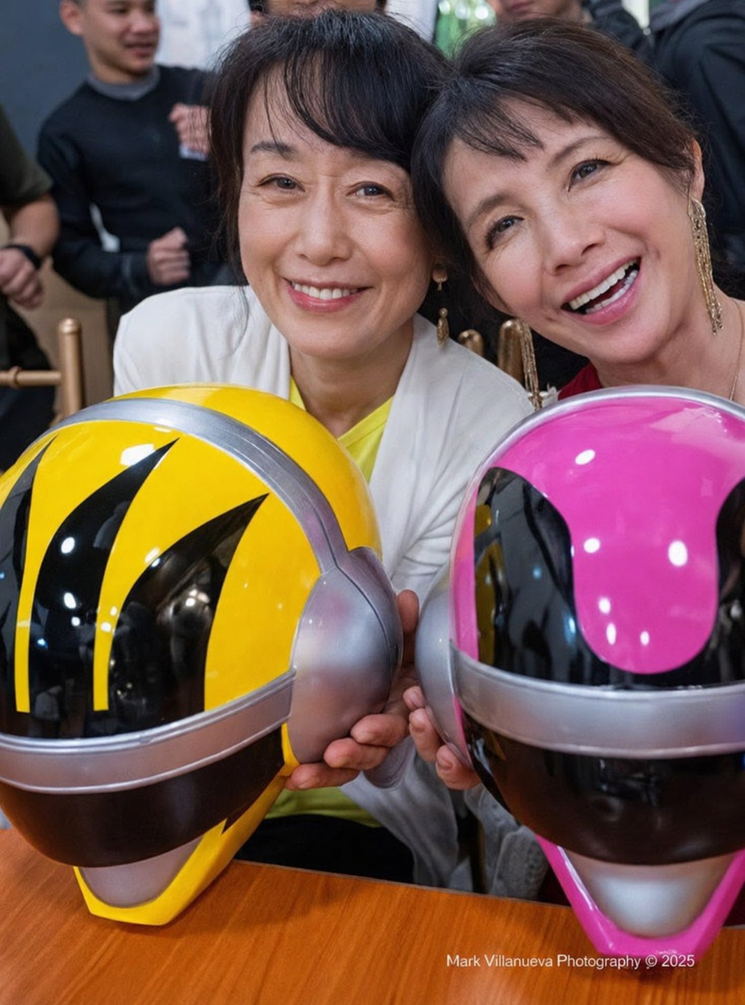 Michiko Makino e Sumiko Tanaka seguram os capacetes de Yellow Four e Pink Five