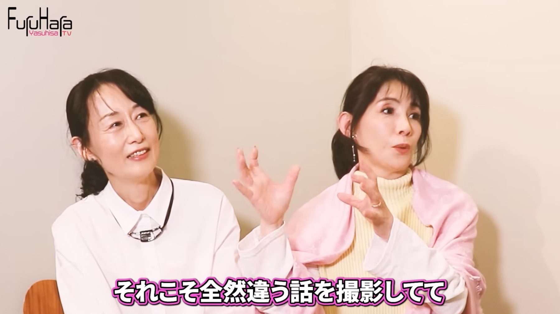 Michiko Makino e Sumiko Tanaka gesticulam durante a entrevista