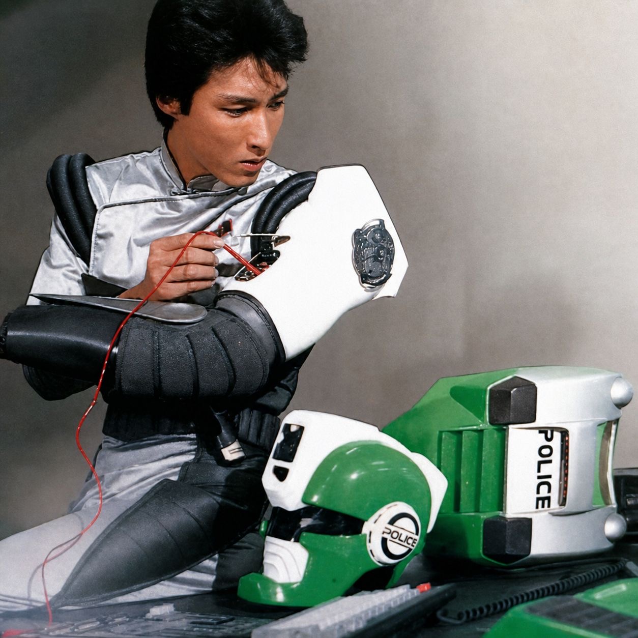 Shogo Shiotani ajustando o traje de Cybercop