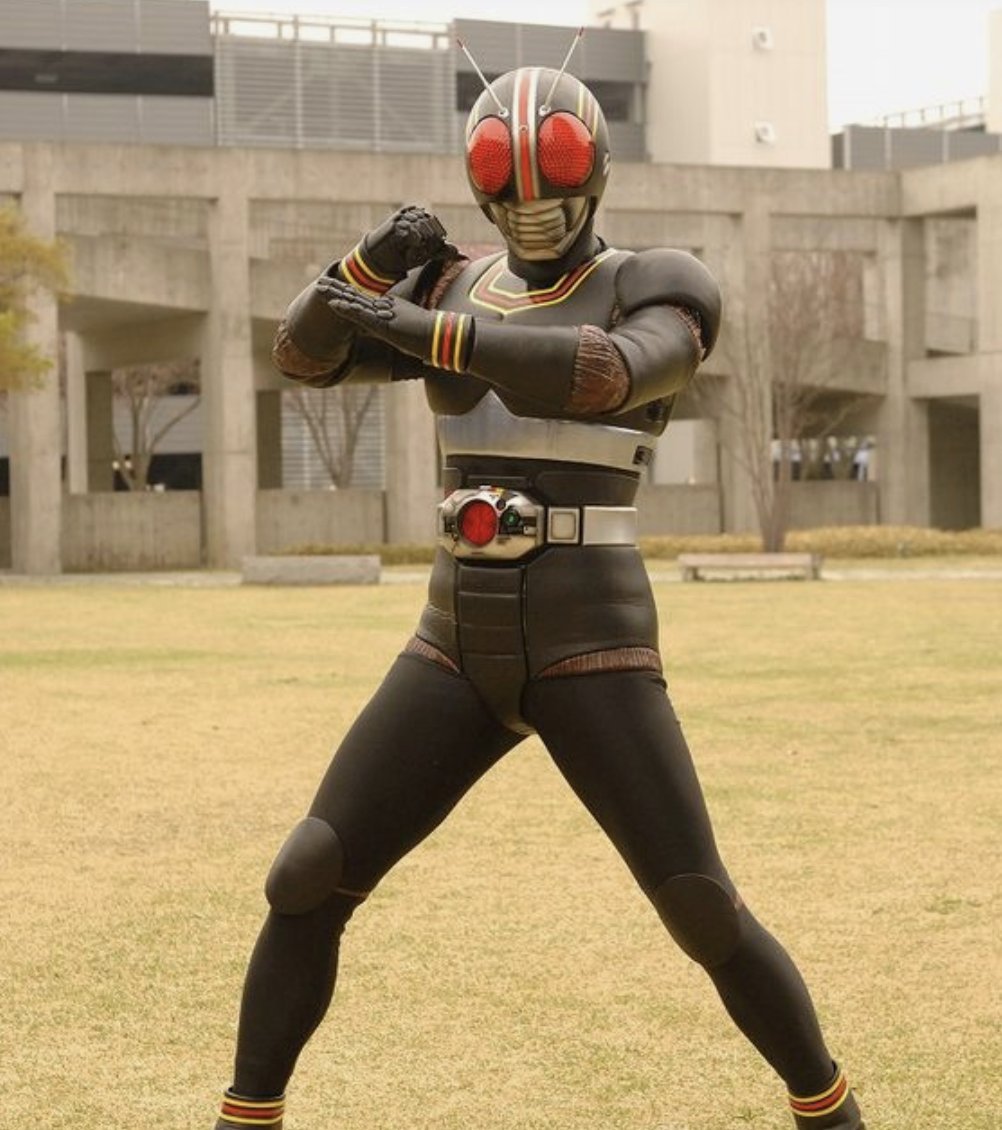 仮面ライダーBLACKのスーツを着た岡元次郎