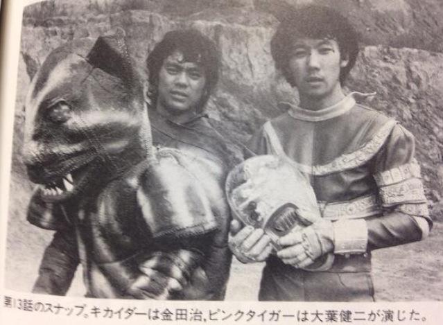 Osamu Kaneda como Kikaider ao lado de Kenji Ohba
