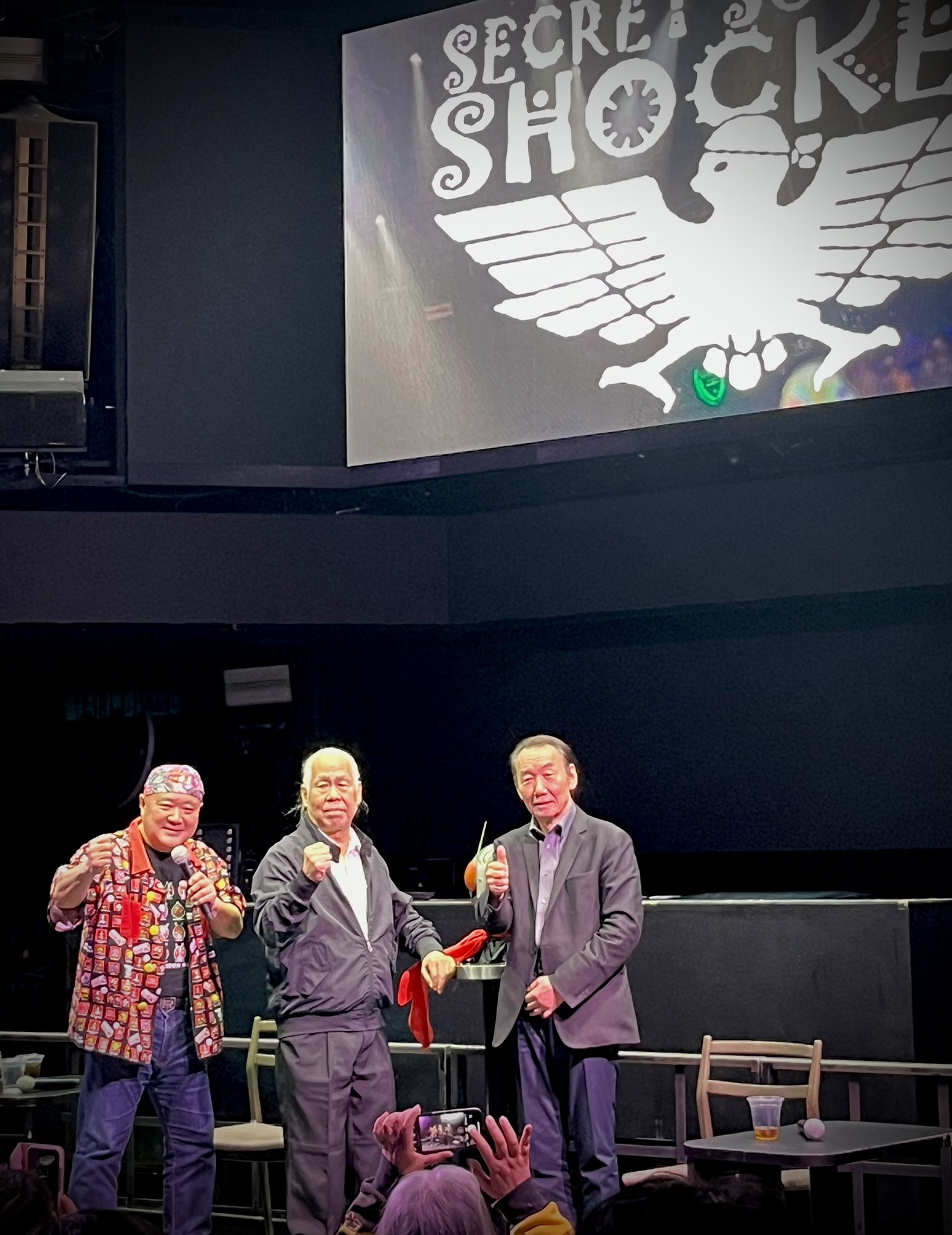 Kaneda, Shocker OH!NO! e Kenji Ohba no palco de um evento