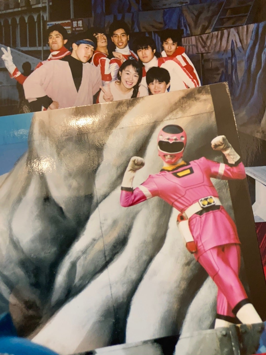 Fotos impressas: a Pink Racer em cena e, atrás, um grupo jovem de shows ao vivo