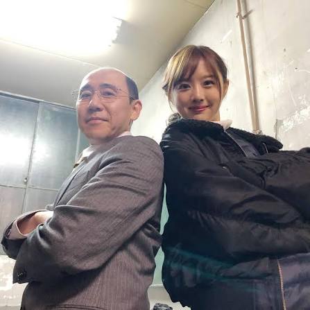 Nakagawa nos bastidores de um drama de TV, ao lado de uma colega de elenco
