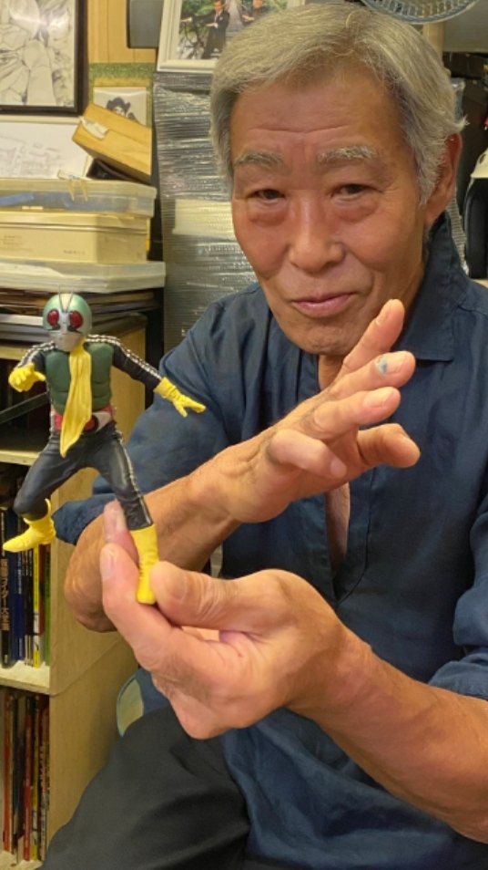 Tetsuya Nakayashiki hoje, segurando uma figura de Kamen Rider