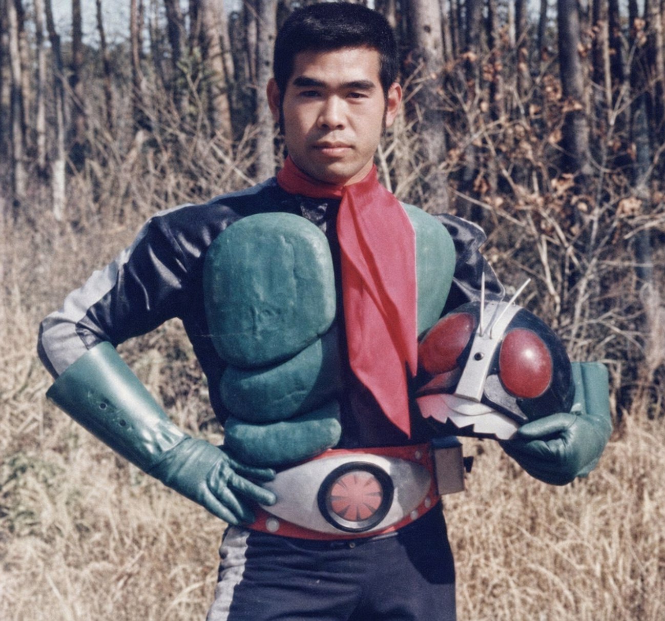 Tetsuya Nakayashiki no traje de Kamen Rider, segurando a máscara