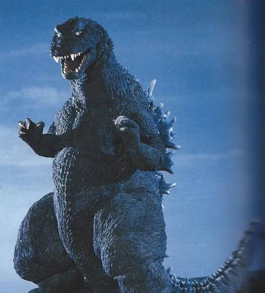 O traje de Godzilla da era Millennium contra o céu azul