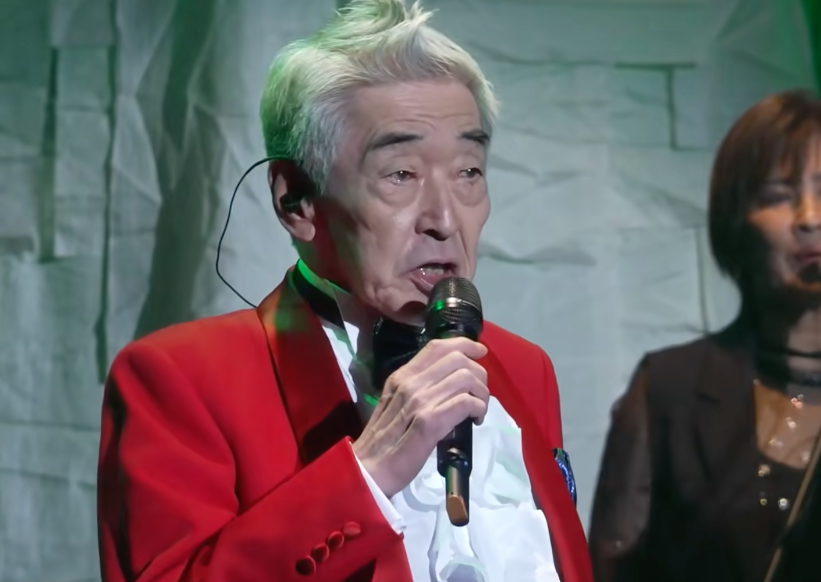 Ryu Manatsu, o Ultraman Leo, canta emocionado